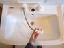 【同仕様写真】洗面化粧台のシャワーノズルです。シャワーホースが伸び縮みするので、朝シャンもラクラクできます。洗面台のお掃除もしやすいです。