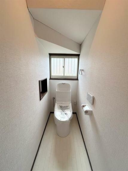 トイレ 【リフォーム済】一階トイレです。新品交換を行いました。床はクッションフロアを張替、天井・壁はクロスを張り替えました。