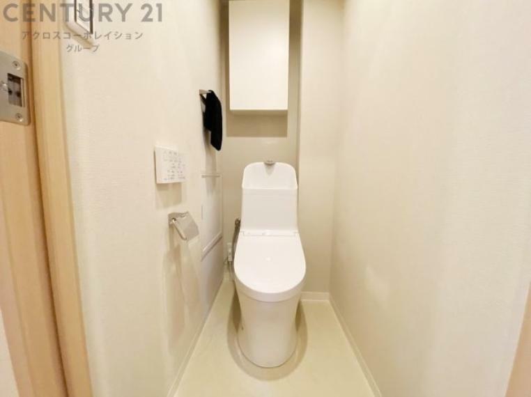 トイレ 温水洗浄便座付トイレは快適で衛生的なトイレ体験を提供します。温かい水でお尻を洗浄し、乾燥機能も備えています。清潔さと快適さを追求した革新的な設計で、利便性が高く、日常の生活をより便利にします。