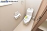 トイレ 【2階トイレ】温水洗浄便座機能付きのトイレです！