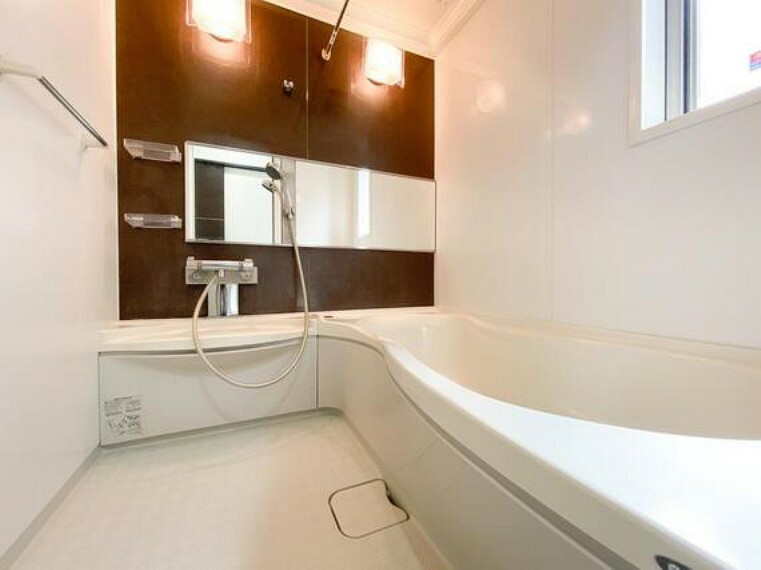 浴室 毎日の疲れを癒すバスタイムは1階に配置した癒しの空間です。落ち着きある色合いが安らぎを与えてくれます。