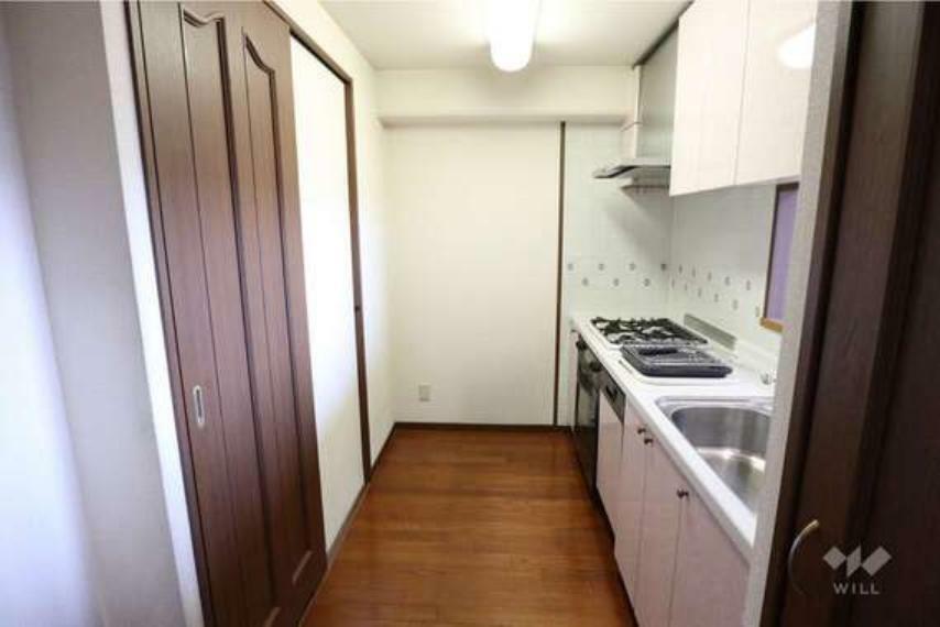 キッチンの背面のドアは洗面所に繋がっている家事動線も良いプラン。