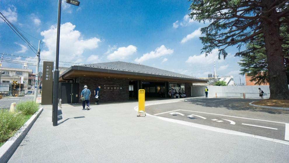 大宮公園駅（各駅停車が停まる東武アーバンパークラインの駅です。昭和4年に開業しています。エスカレーター、エレベーターが設置され、平成27年には新駅舎が完成しました。）