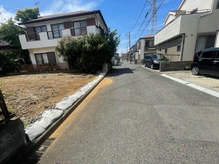 現況写真 お持ちの車種によっては前面道路が広い方が便利でしょう。しかし、前面道路が広ければその分交通量が多くなるため、騒音などが気になる場合があります。実際に現地を見学し、周辺交通量や騒音などを確認しましょう！