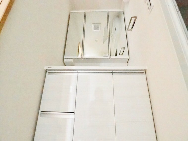 洗面化粧台 三面鏡の付いた洗面化粧台は、鏡面裏側にも機能的な収納を配置。スキンケア用品などが収納できます。