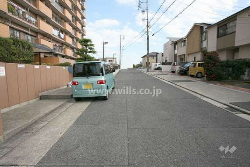 現況写真 敷地前面道路。戸建てが多く立ち並ぶ、交通量の少ない通りです。