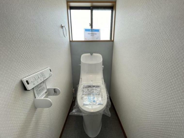 トイレはLIXIL製の温水洗浄機能付きに新品交換しました。