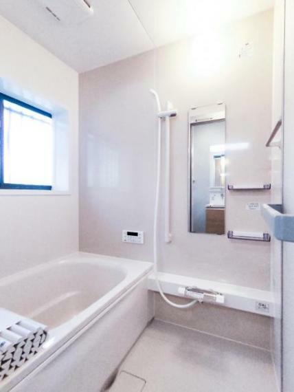 （リフォーム済）浴室は、ハウステック製の新品のユニットバスに交換しました。自動湯張り・追い焚き機能付きで、いつでも温かいお湯につかれます。残業仕事や勉強でお疲れの体に優しいですね。