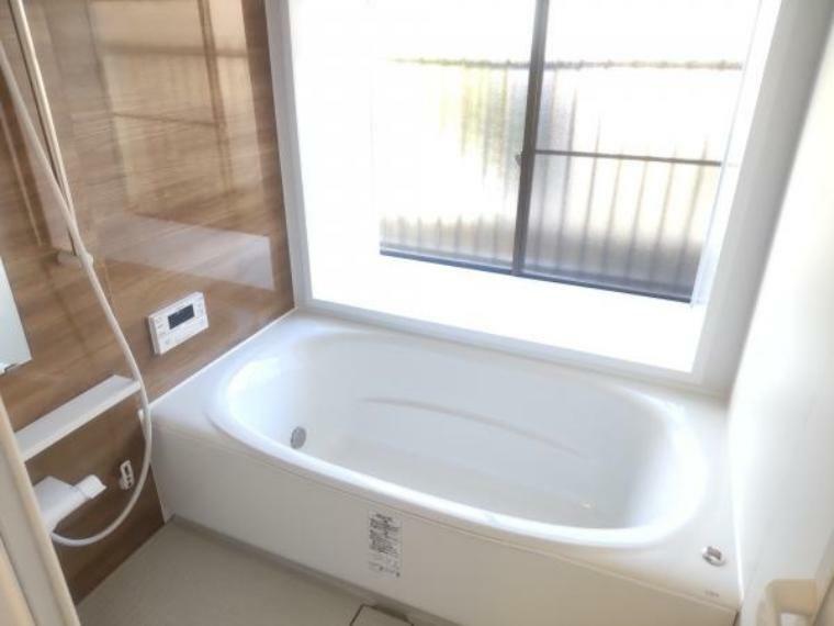 浴室 【リフォーム済写真】LIXIL製のユニットバスに新品交換しました。1坪タイプなので浴槽に浸かった時に足を伸ばせるのが嬉しいですね。