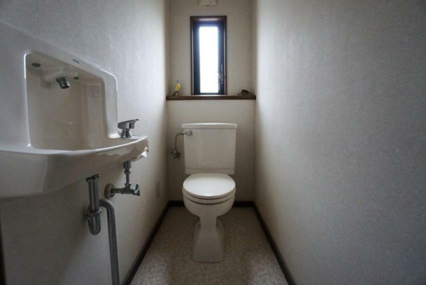 トイレ トイレには手洗い場がついているので衛生的ですね。