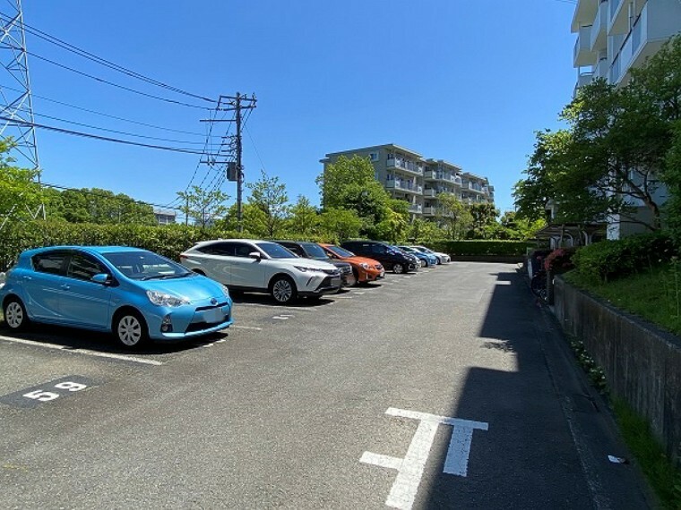 敷地内駐車場 北側前面の駐車スペース。平置きなので駐車もしやすいです。