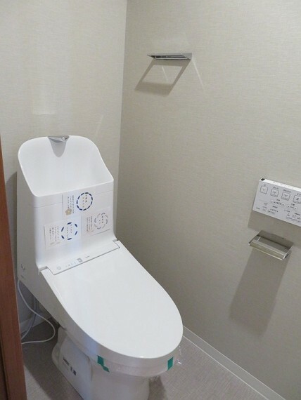 トイレ 現代の必需品、シャワー機能付きのトイレです。清潔感が印象的な空間ですね。