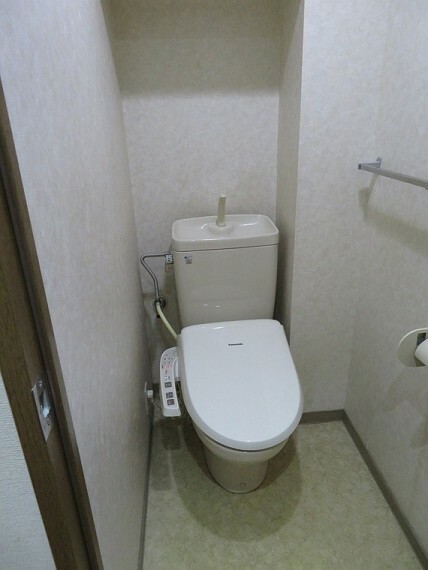トイレ ホワイトを基調とした温水洗浄便座付きのトイレで、清潔感がございます。