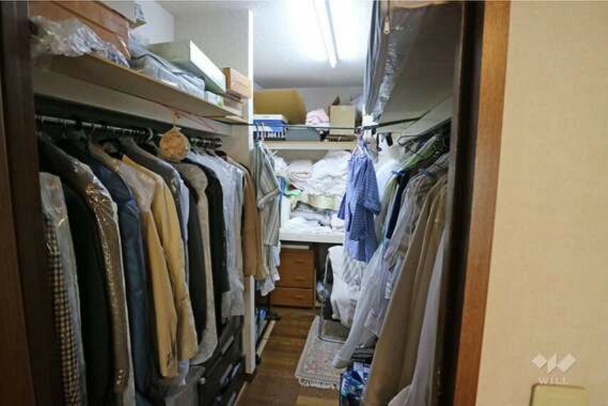 ウォークインクローゼット 西側洋室にあるウォークインクロゼット十分なスペースがありたくさん収納ができます。長いお洋服を吊り下げる事もできます。
