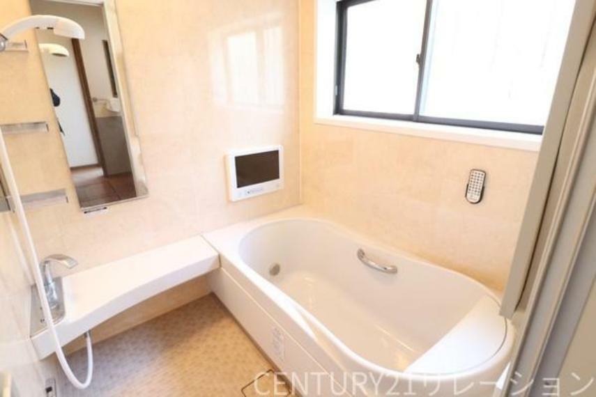 浴室テレビ完備のバスルーム（2015年6月新規交換済）
