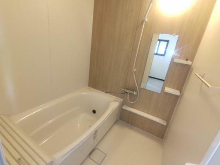 浴室 【リフォーム後】浴室はLIXIL製の新品のユニットバスに交換しました。足を伸ばせる1坪サイズの広々とした浴槽で、1日の疲れをゆっくり癒すことができますよ。