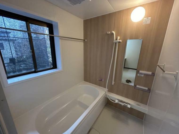【リフォーム後・浴室】浴室はハウステック製の新品のユニットバスに交換しました。足を伸ばせる1坪サイズの広々とした浴槽で、1日の疲れをゆっくり癒すことができますよ。