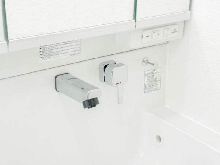 洗面化粧台 【同仕様写真】水栓はホースが内蔵されており、自由に伸ばすことができます。整水・シャワーの切り替えもワンタッチでできます。