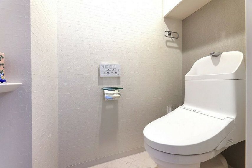 トイレ トイレは温水洗浄便座付です。上部には収納付き。トイレットペーパー等の買い置きもしやすそうですね。