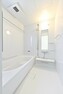 浴室 浴槽は大人でも足を伸ばしてゆったりできる広さ。壁面は落ち着いた色合いでリラックスタイムを演出します。（1号棟）