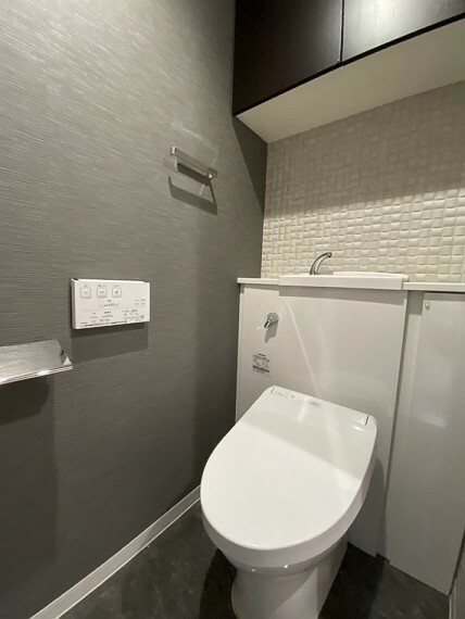 トイレ モダンテイストのお洒落なデザイン。温水洗浄便座付きのトイレは、清潔感がございます。