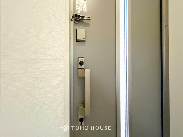 防犯設備 【玄関鍵】玄関ドアは2か所の錠で防犯も安心です。