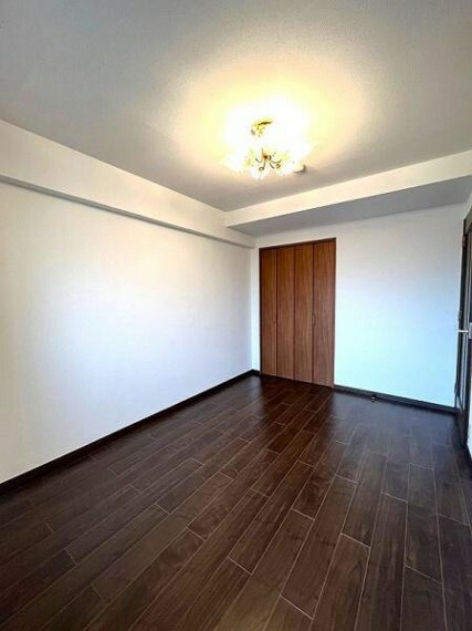 約6.9帖の洋室　ナチュラルな色味の床は家具をあわせやすく<BR/>お部屋を穏やかな空間に導きます