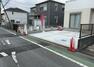 現況写真 住宅用の土地では前面道路に2m以上接していなければならないと法律で定められています。しかし、お持ちの車のサイズやライフスタイルなどにより、2mでは利便が悪い場合もございますので、事前に確認しましょう。