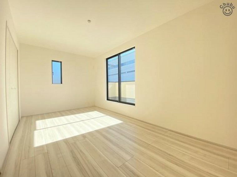 寝室 8.2帖洋室　バルコニーへ出られる大きな窓からは陽射しが注ぎ込み快適な空間を実現