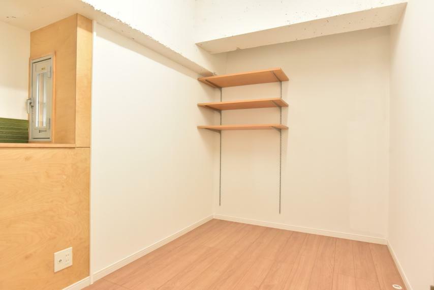 子供部屋 【洋室5帖】コンクリートの無機質さと木材の暖かみが調和した洋室。