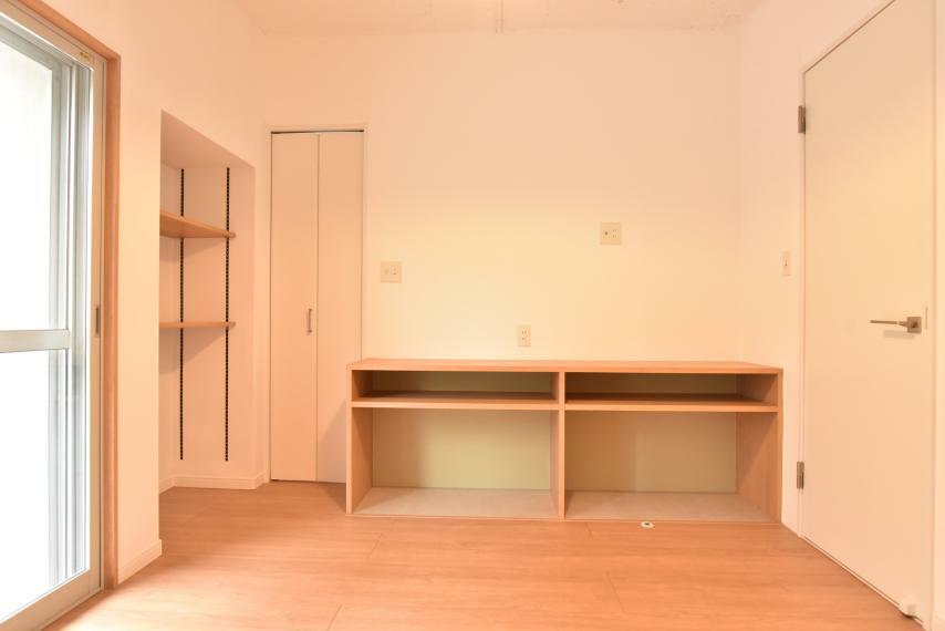 寝室 【洋室6帖】豊富な収納ラックスペースでプライベートルームを広くお使いいただけます。