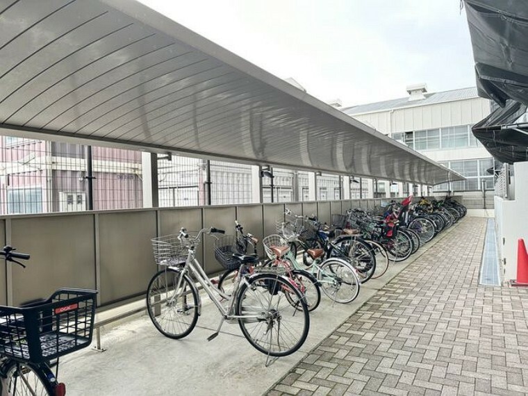 自転車置場も広々としてますね