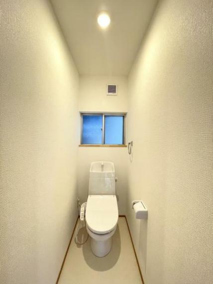 トイレ 【リフォーム済】トイレはジャニス工業製の温水洗浄機能付きに新品交換しました。キズや汚れが付きにくい加工が施してあるのでお手入れが簡単です。直接肌に触れるトイレは新品が嬉しいですよね。