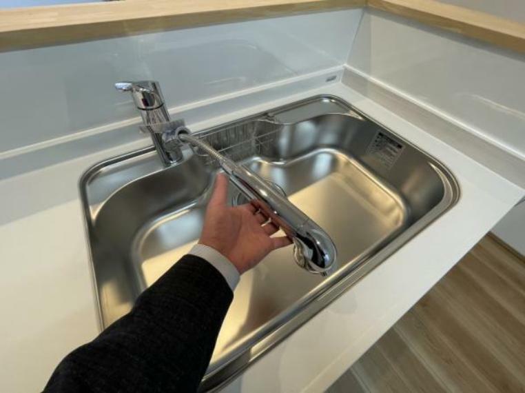 【リフォーム済】新品交換済みのキッチンの水栓金具はノズルが伸びてシンクのお手入れもラクラクです。水栓本体には浄水機能が内蔵されていて、おいしいお水をつくります。