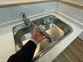 キッチン 【リフォーム済】新品交換済みのキッチンの水栓金具はノズルが伸びてシンクのお手入れもラクラクです。水栓本体には浄水機能が内蔵されていて、おいしいお水をつくります。
