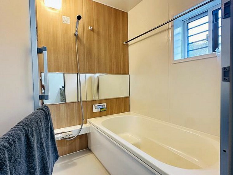 日頃の疲れを癒すバスルームは1坪タイプ浴室冷暖房乾燥機も完備しています。