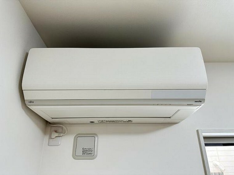 冷暖房・空調設備 リビングにはエアコン1台サービスでついています。