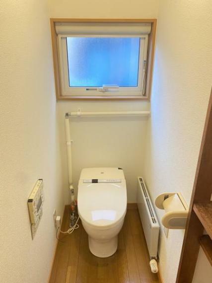 トイレ 【トイレ】トイレはクリーニングを行い、ピカピカに仕上げました。窓があるので換気の面でも安心ですね。