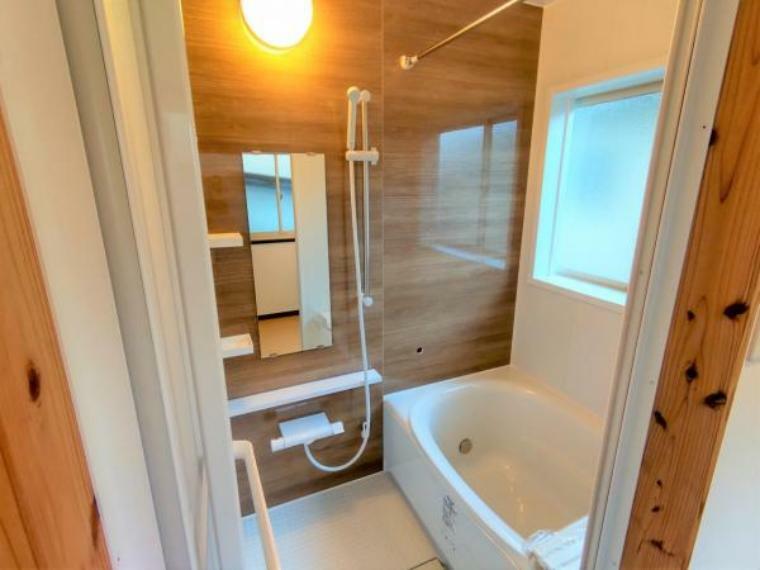 浴室 【リフォーム後写真】浴室はLIXIL製の新品のユニットバスに交換しました。床は水はけがよく汚れが付きにくい加工がされているのでお掃除ラクラクです。
