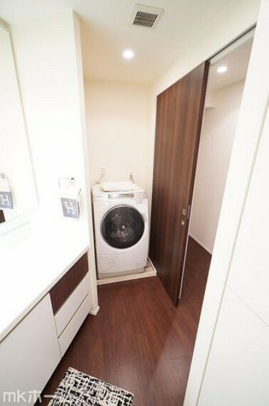 洗濯機置き場も広めのスペースを確保しております！是非、現地にてスペースを確認してみてください！
