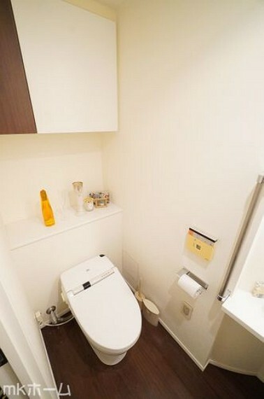 トイレ 温水洗浄便座付きのトイレです！設置された小物入れはトイレットペーパーやお掃除用具の収納にも便利！