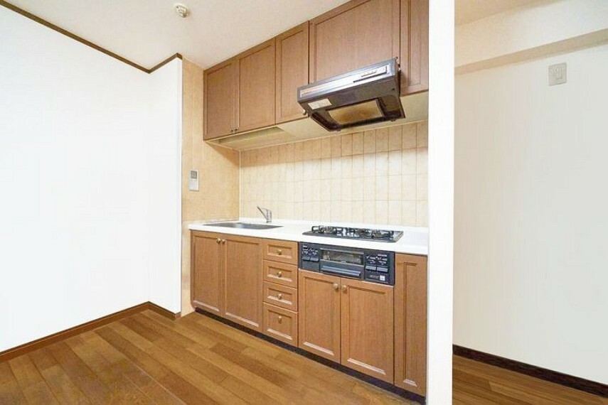 【キッチン】※画像はCGにより家具等の削除、床・壁紙等を加工した空室イメージです。