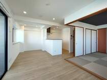 ・LDK　12.8帖 開放的な自遊空間。季節ごとに壁飾りや家具の配置を変えて楽しんでみるのはいかがでしょうか？