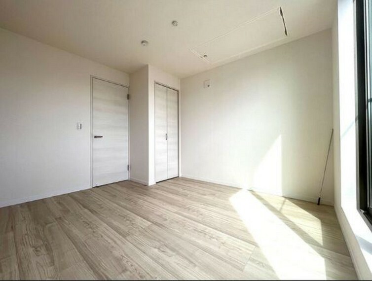 洋室 白を基調としたシンプルなお部屋。大きな窓から差し込む日差しが暖かく室内を照らします。