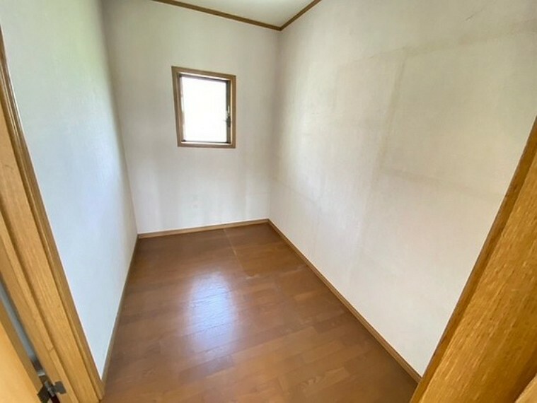 【2階納戸3.5畳】洋室と廊下どちらからもアクセスできて便利な納戸！