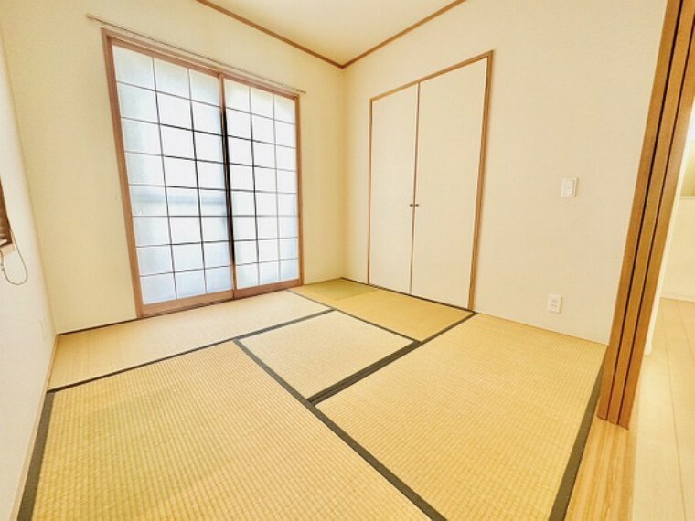 和室 日本人ならこの【和】の匂いや雰囲気がお好きな方も多いのではないでしょうか。居室としてのご利用はもちろん、客間としてもご利用いただけます。リビングと続き間です。