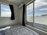 寝室 大きな窓があり、たくさんの陽射しをお部屋に取り入れてくれます