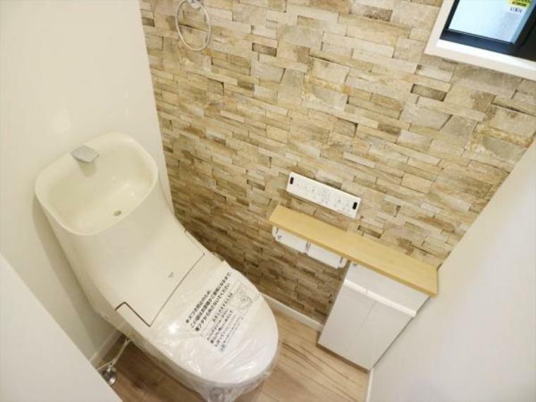 トイレ シンプルな内装の、スッキリとしたトイレです。お手入れやお掃除が、簡単にできるシンプルなデザインです。収納棚つきで便利です。