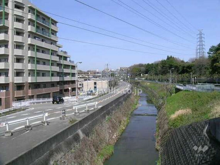 イーストコートのすぐ横を高川が流れています