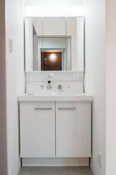 洗面化粧台 D棟 ゆとりの洗面スペースで朝の身支度も快適スムーズ。 鏡の裏にはたっぷりと収納を装備！